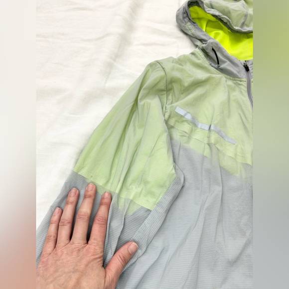 Nike Men's Cyclone Light Weight Jacket Running Hoodie Packable Grey/Green - Picture 8 of 13